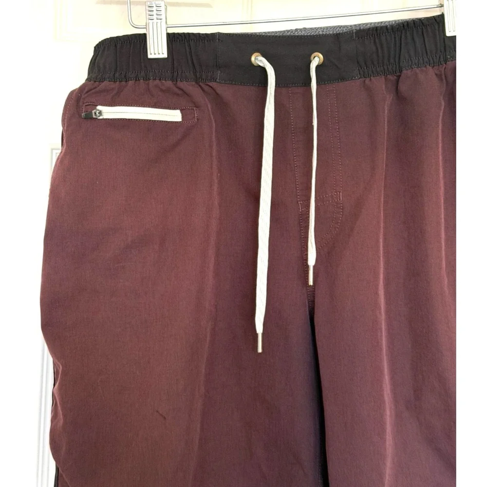 Vuori Cruise Men's Size Large Maroon & Black Unlined Board Shorts